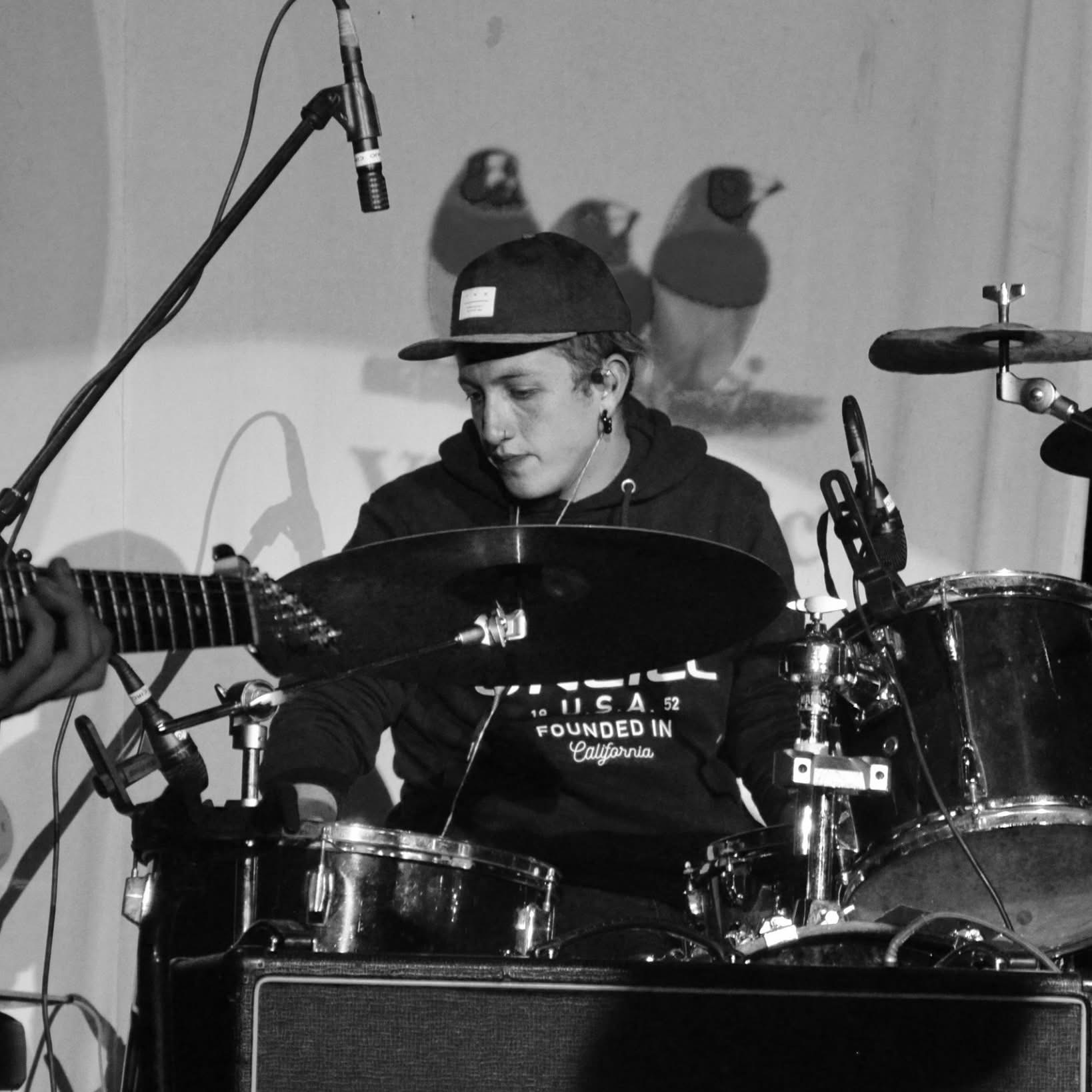 Bastián Thompson en batería