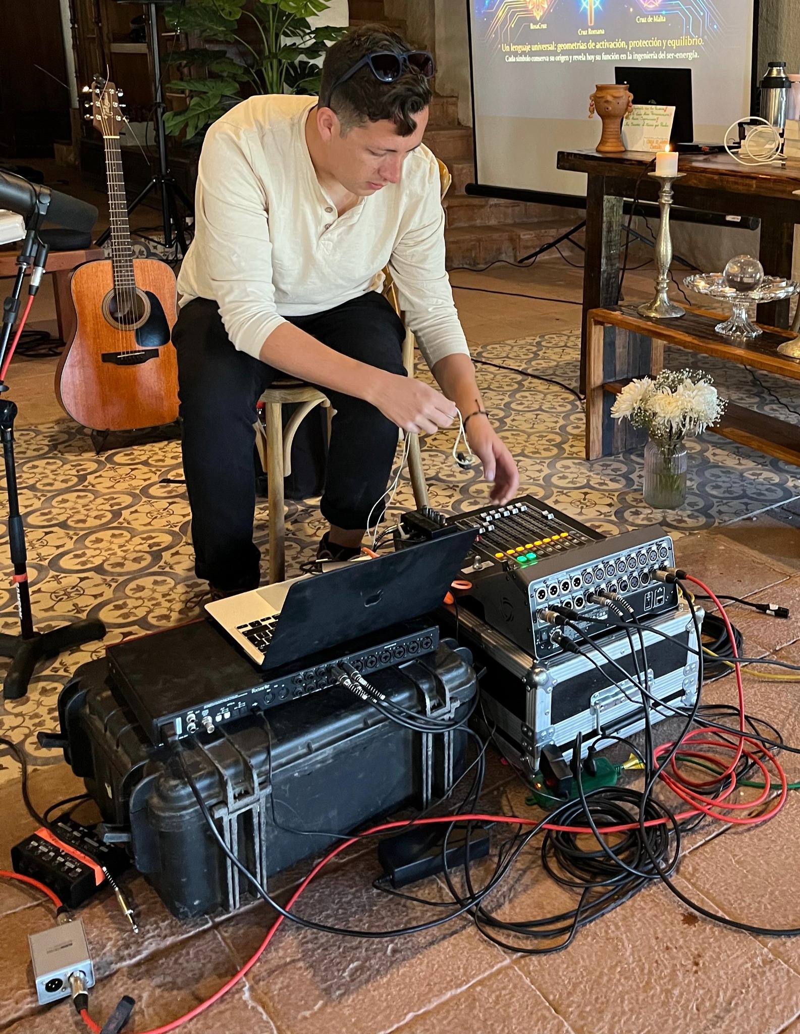 Bastián Thompson trabajando en audio